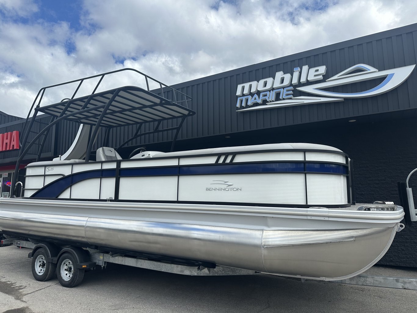 2023 Bennington 25 SXSRTD Top Deck Waterslide 175HP Yamaha VMAX SHO