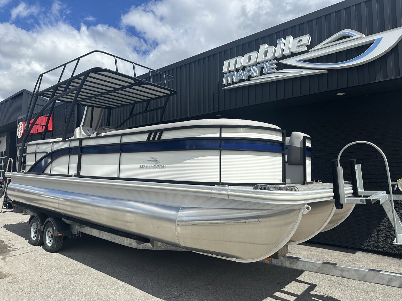 2023 Bennington 25 SXSRTD Top Deck Waterslide 175HP Yamaha VMAX SHO