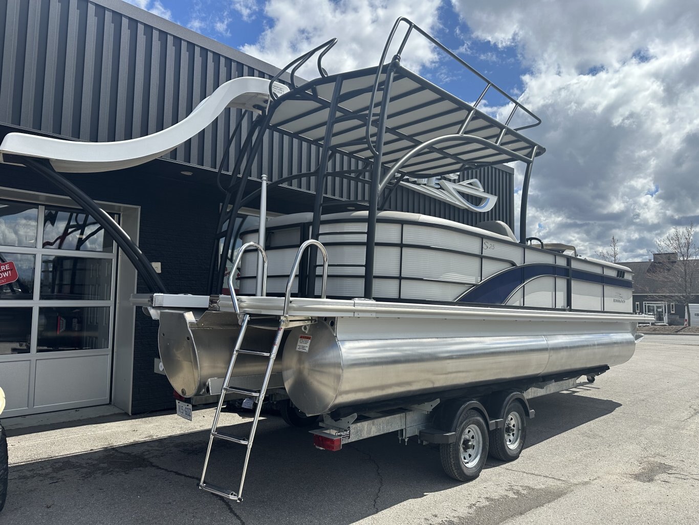 2023 Bennington 25 SXSRTD Top Deck Waterslide 175HP Yamaha VMAX SHO