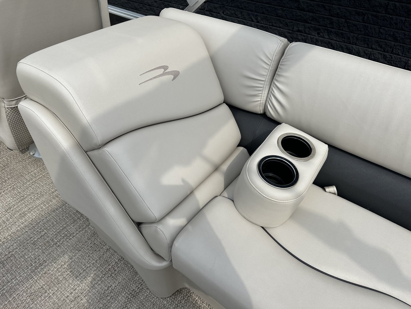 2017 BENNINGTON 22SSRX TRITOON