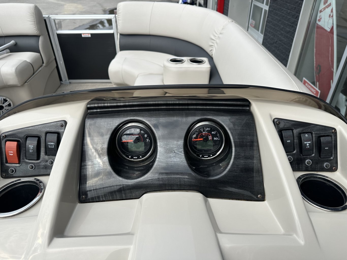 2017 BENNINGTON 22SSRX TRITOON