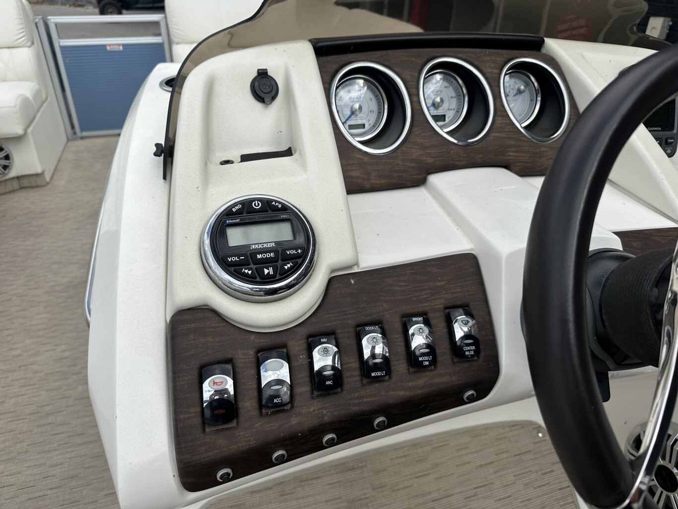 2016 BENNINGTON 2350 QCL