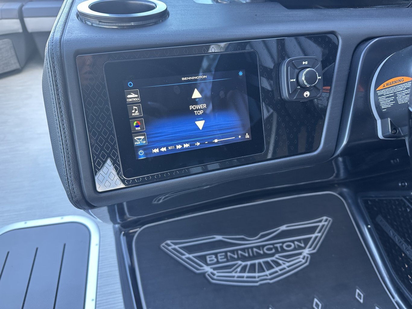 2025 BENNINGTON 22MSBSE YAMAHA VMAX SHO 175