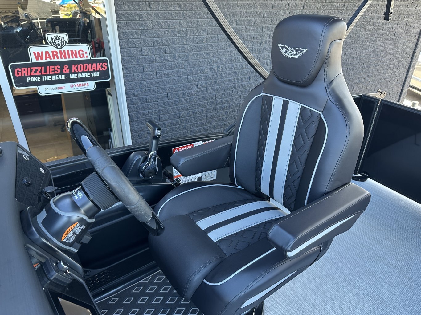 2025 BENNINGTON 22MSBSE YAMAHA VMAX SHO 175