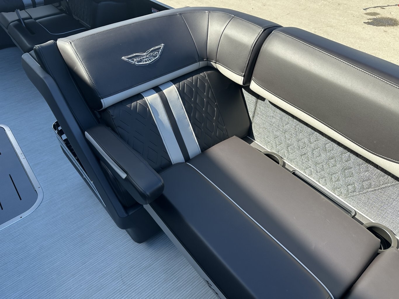 2025 BENNINGTON 22MSBSE YAMAHA VMAX SHO 175