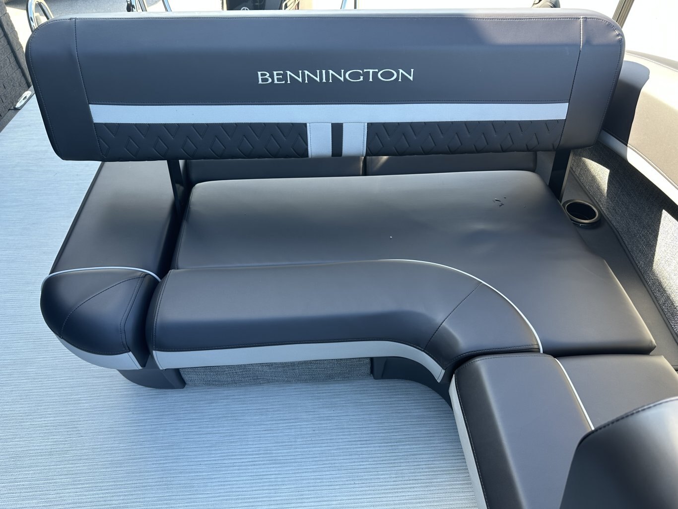 2025 BENNINGTON 22MSBSE YAMAHA VMAX SHO 175