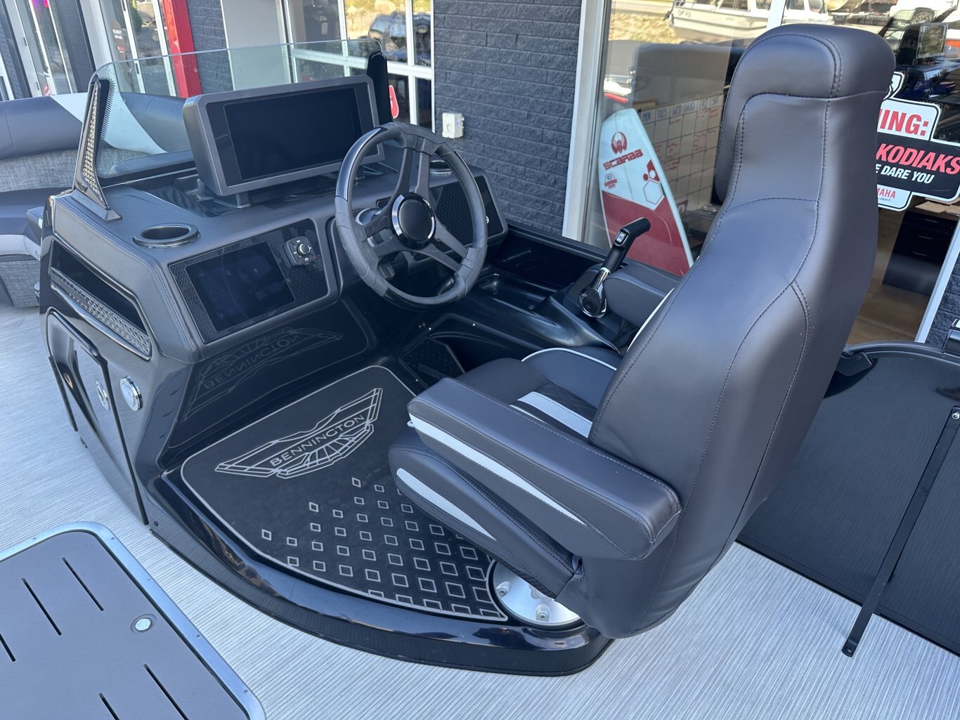 2025 BENNINGTON 22MSBSE YAMAHA VMAX SHO 175