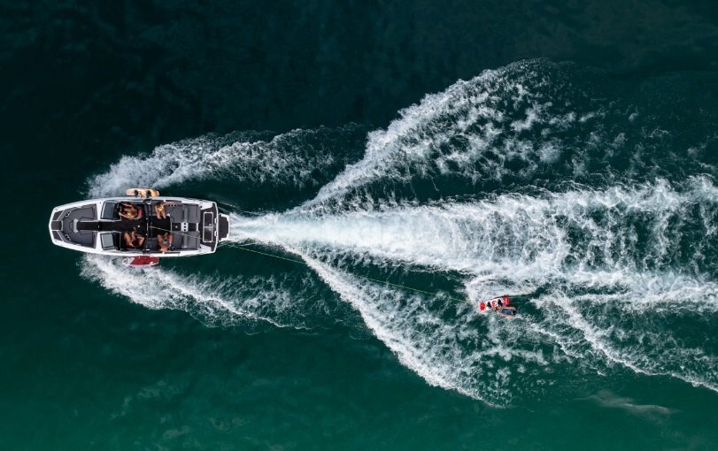 2026 Scarab 235 LX Black/Crimson Red