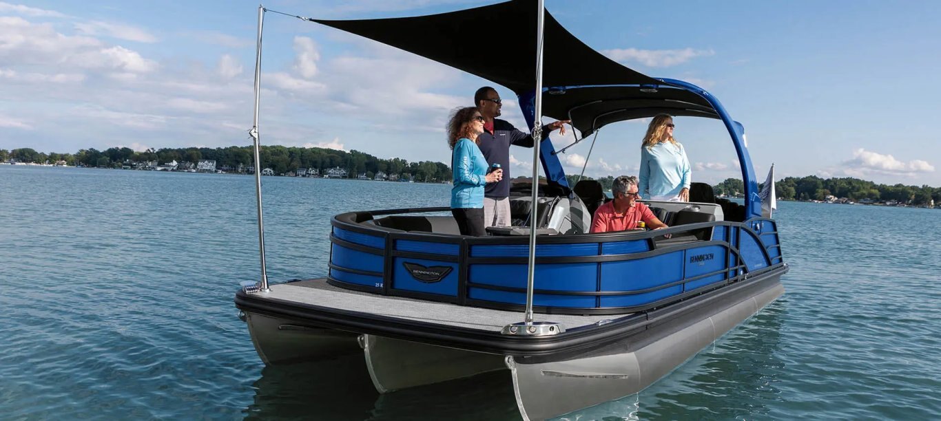 2026 Bennington R Bowrider Line 25 RT Fastback Quad Bench