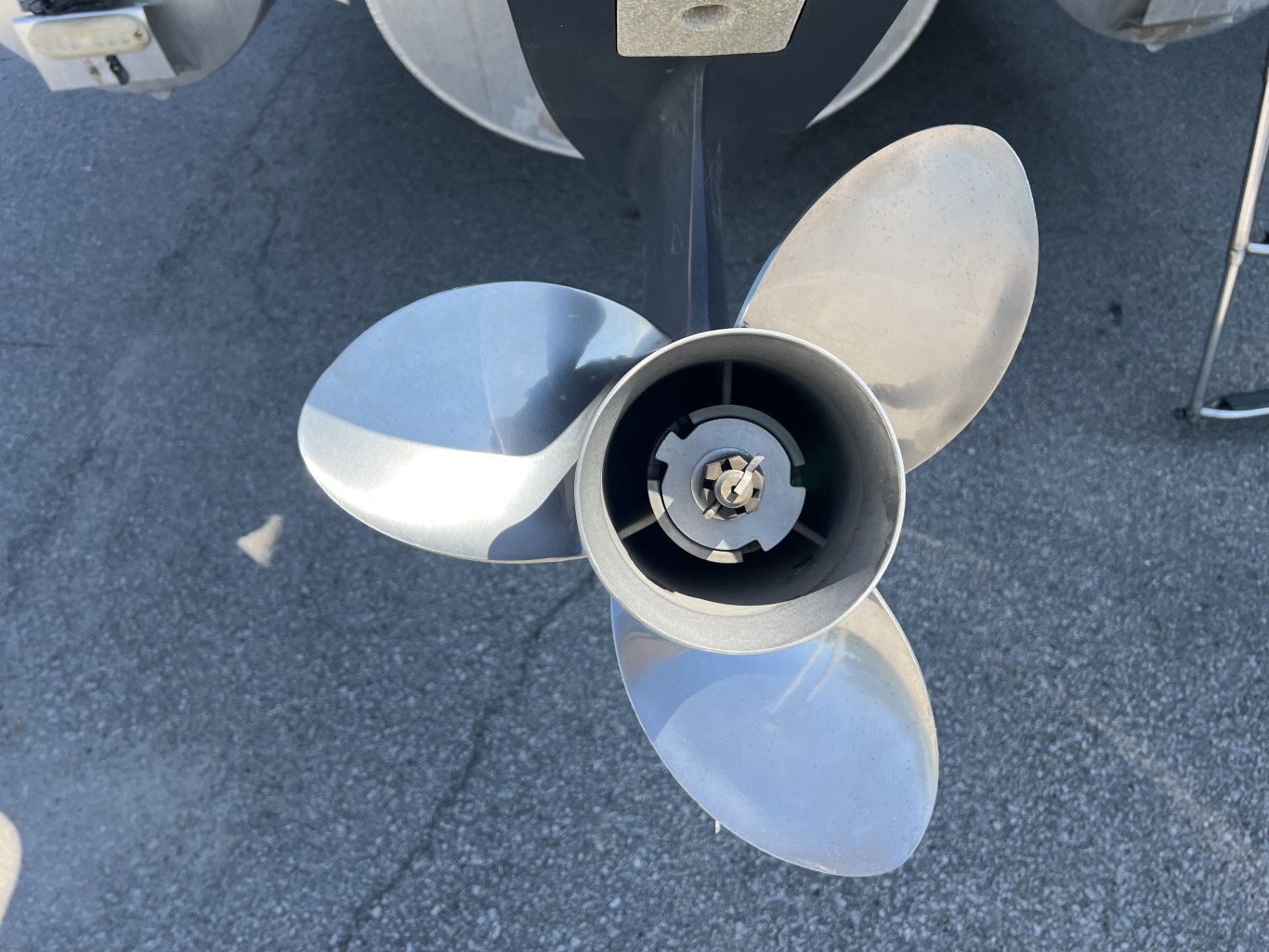 2018 BENNIGTON G25 TRI TOON 350hp Yamaha LOW HOURS