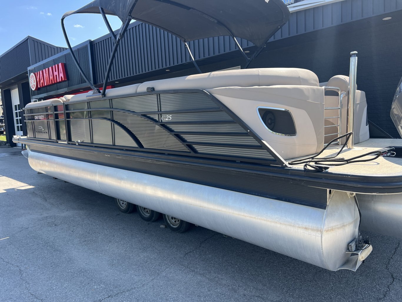 2018 BENNIGTON G25 TRI TOON 350hp Yamaha LOW HOURS