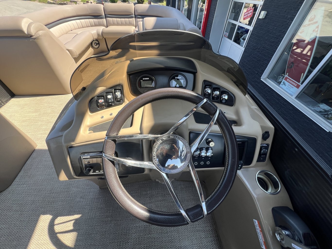 2018 BENNIGTON G25 TRI TOON 350hp Yamaha LOW HOURS