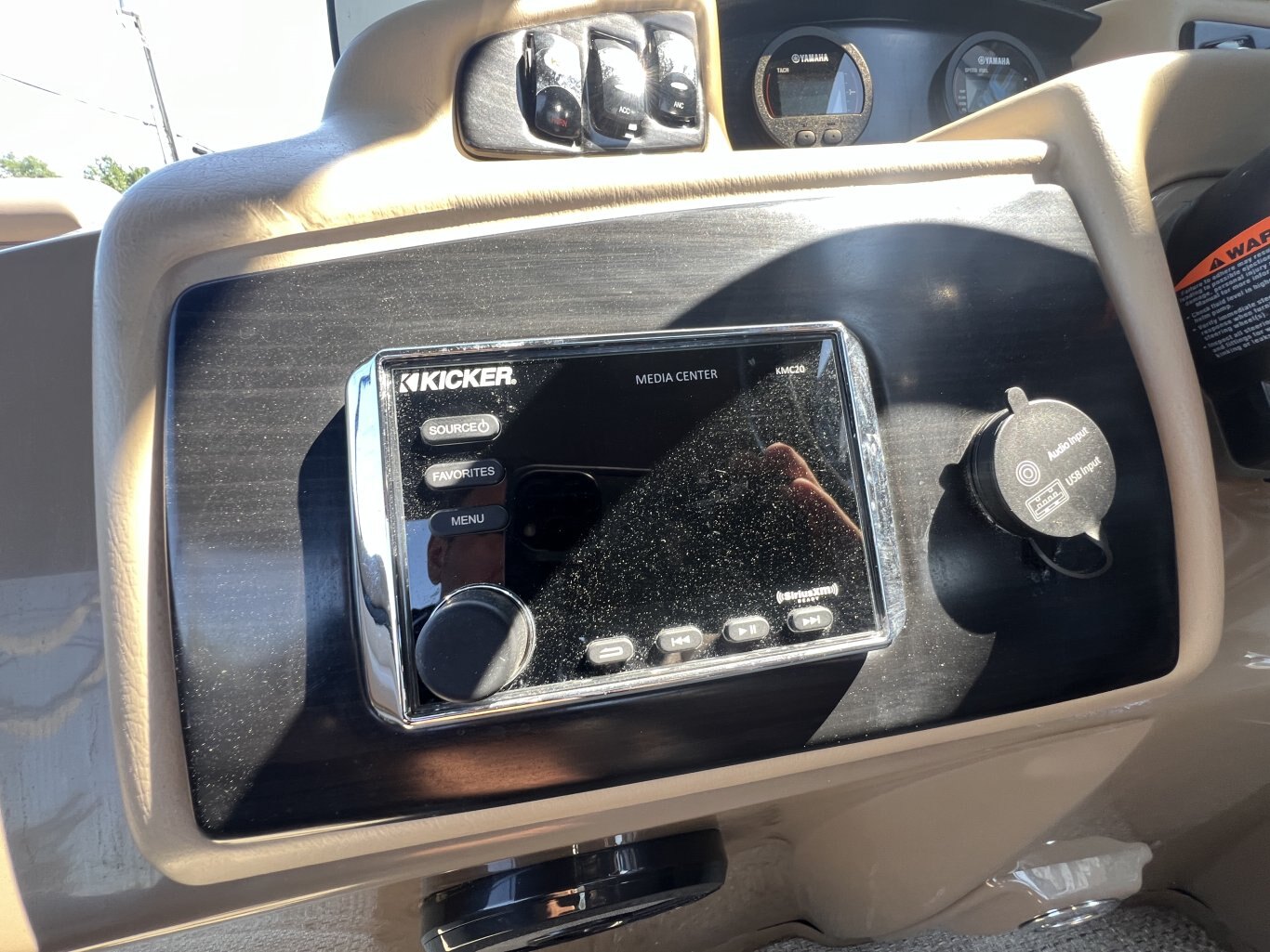 2018 BENNIGTON G25 TRI TOON 350hp Yamaha LOW HOURS
