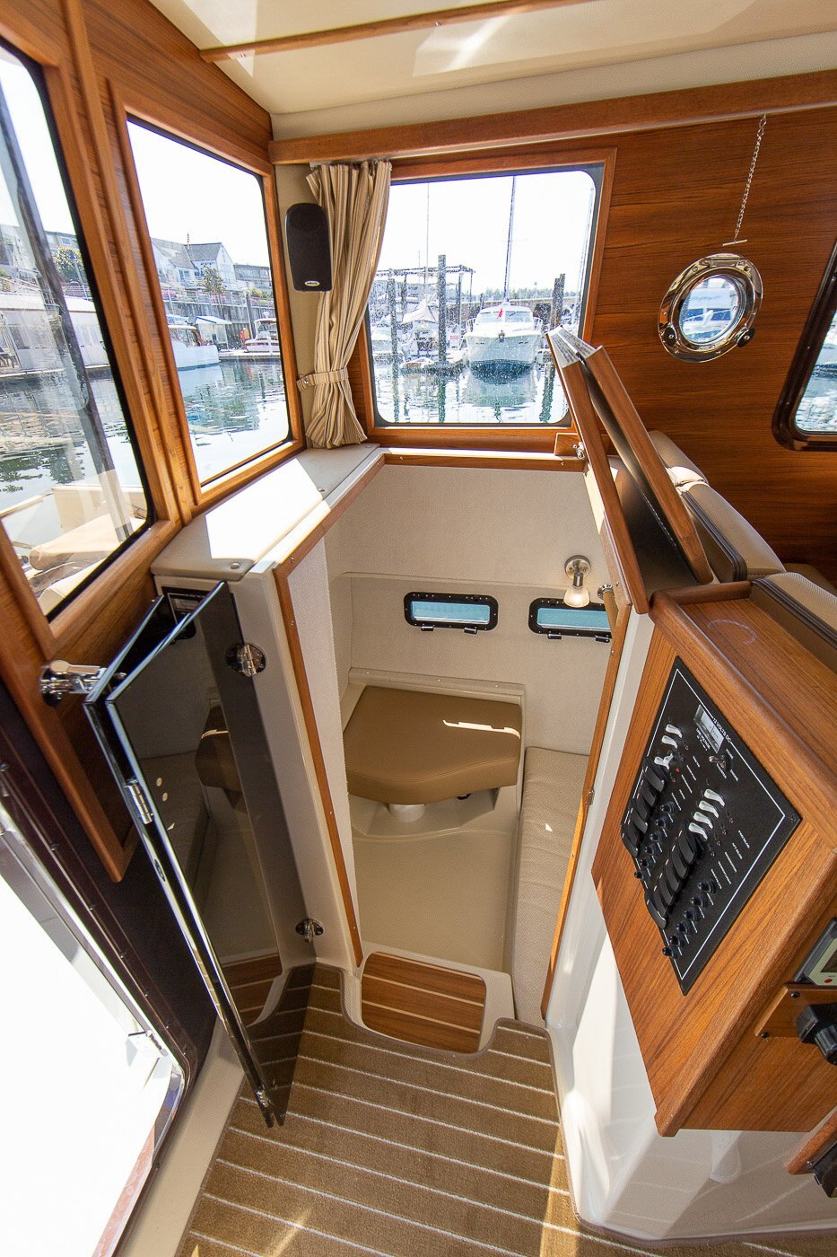 Ranger Tugs R 31 SEDAN