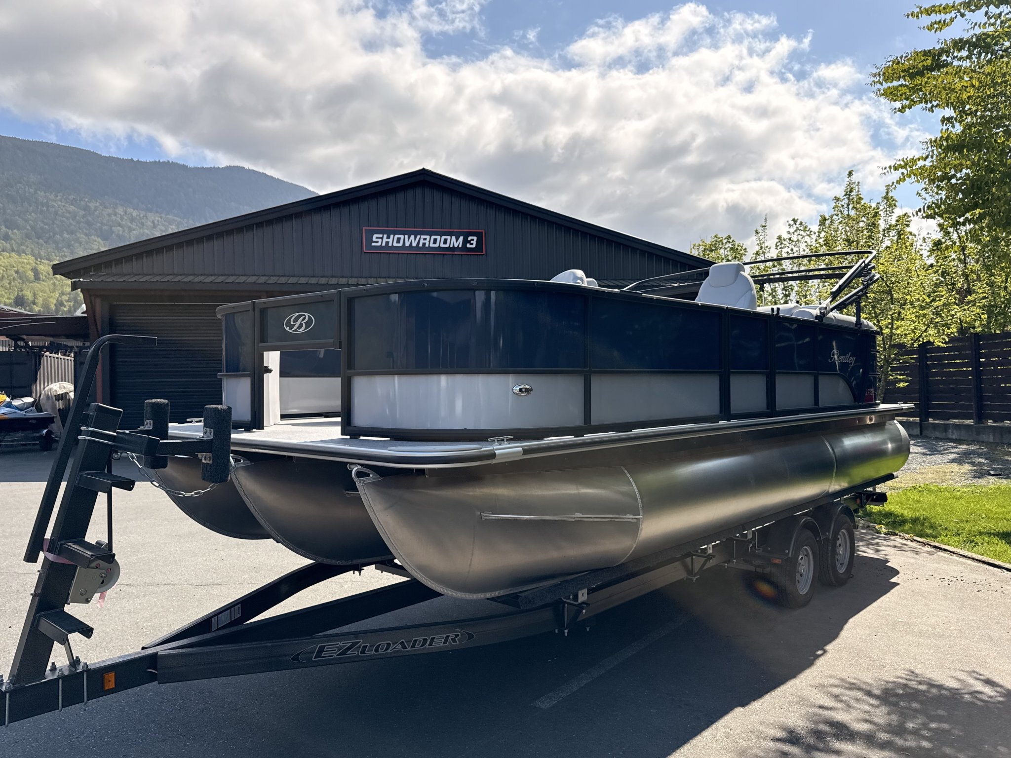2024 BENTLEY PONTOONS FISH 223 CENTER WALK THROUGH