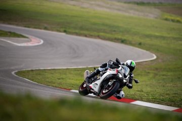 2025 Kawasaki NINJA ZX-6R NON-ABS Pearl Robotic White / Metallic