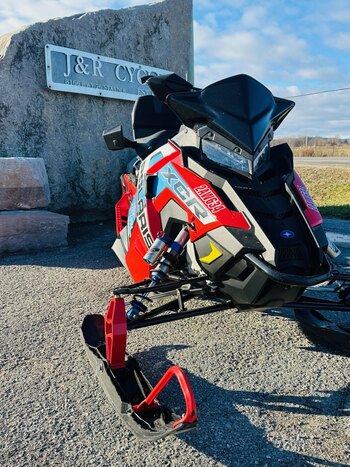 2025 Polaris 850 Indy XCR 136 Shadow Gray / Gloss Black