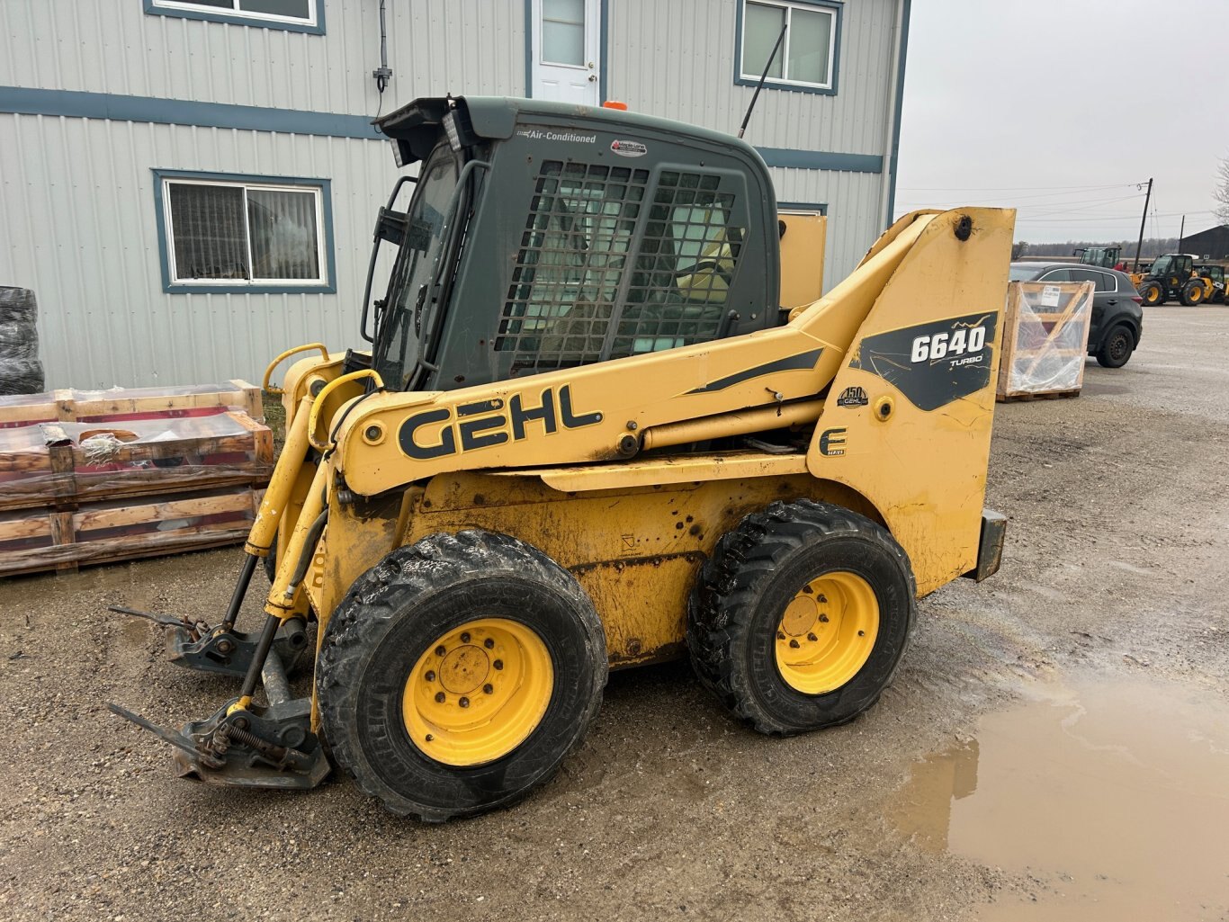 2010 GEHL 6640 SKID STEER, CAB WITH HEAT, 2 SPEED