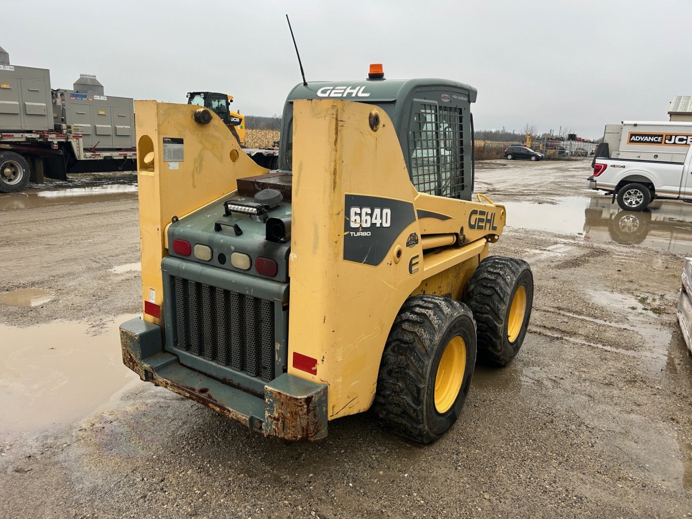 2010 GEHL 6640 SKID STEER, CAB WITH HEAT, 2 SPEED