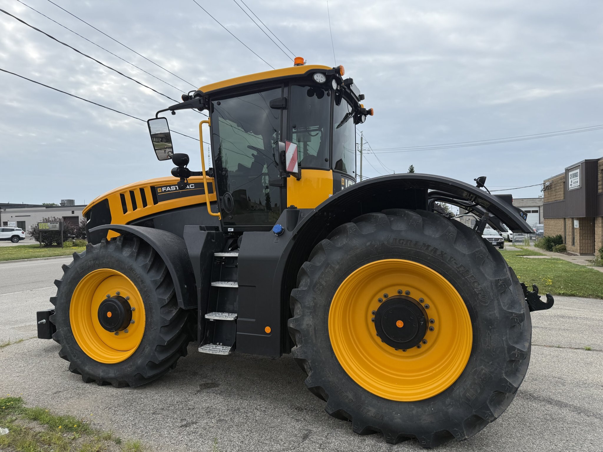 2024 JCB 8330 FASTRAC ICON, UNDER 200HRS, SHOWS AS NEW, FRONT LINKAGE AND PTO
