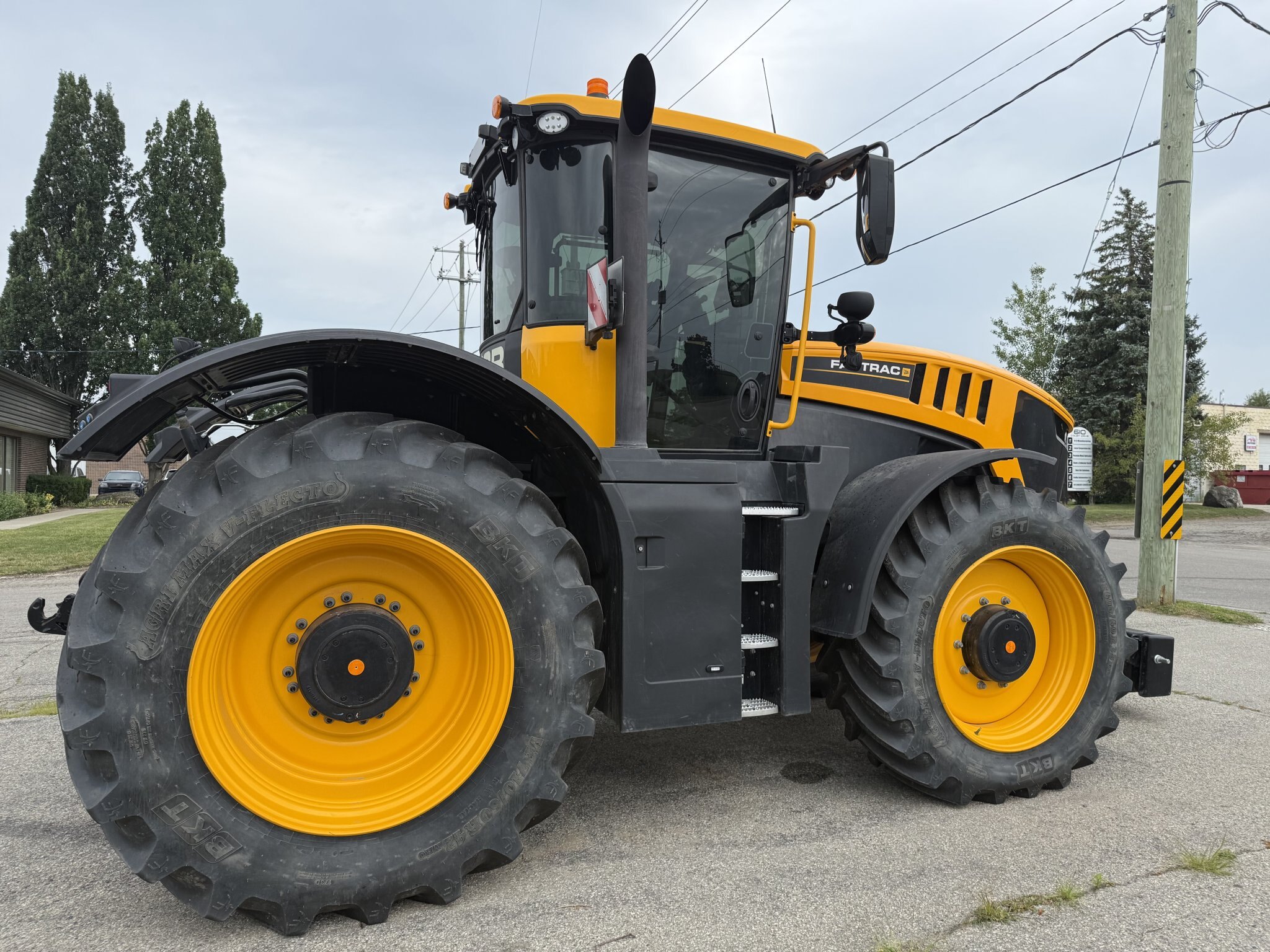 2024 JCB 8330 FASTRAC ICON, UNDER 200HRS, SHOWS AS NEW, FRONT LINKAGE AND PTO