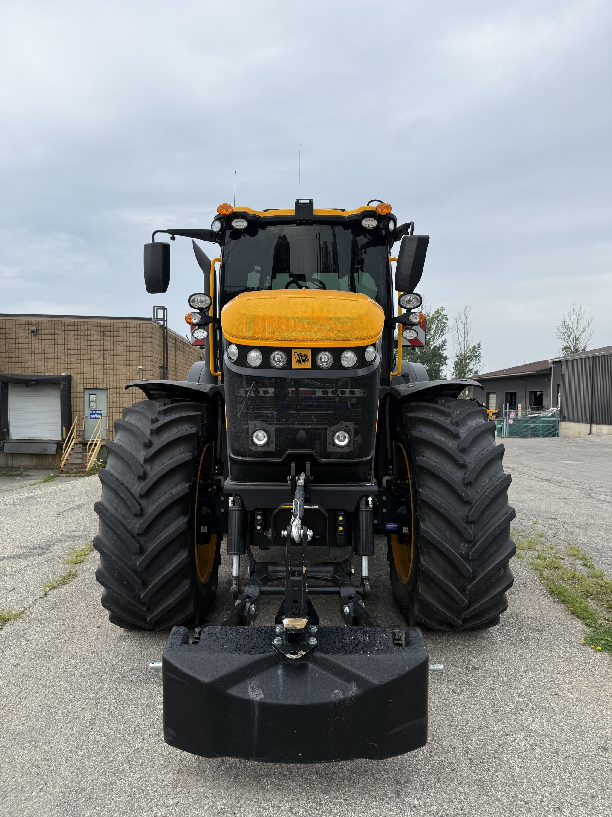 2024 JCB 8330 FASTRAC ICON, UNDER 200HRS, SHOWS AS NEW, FRONT LINKAGE AND PTO