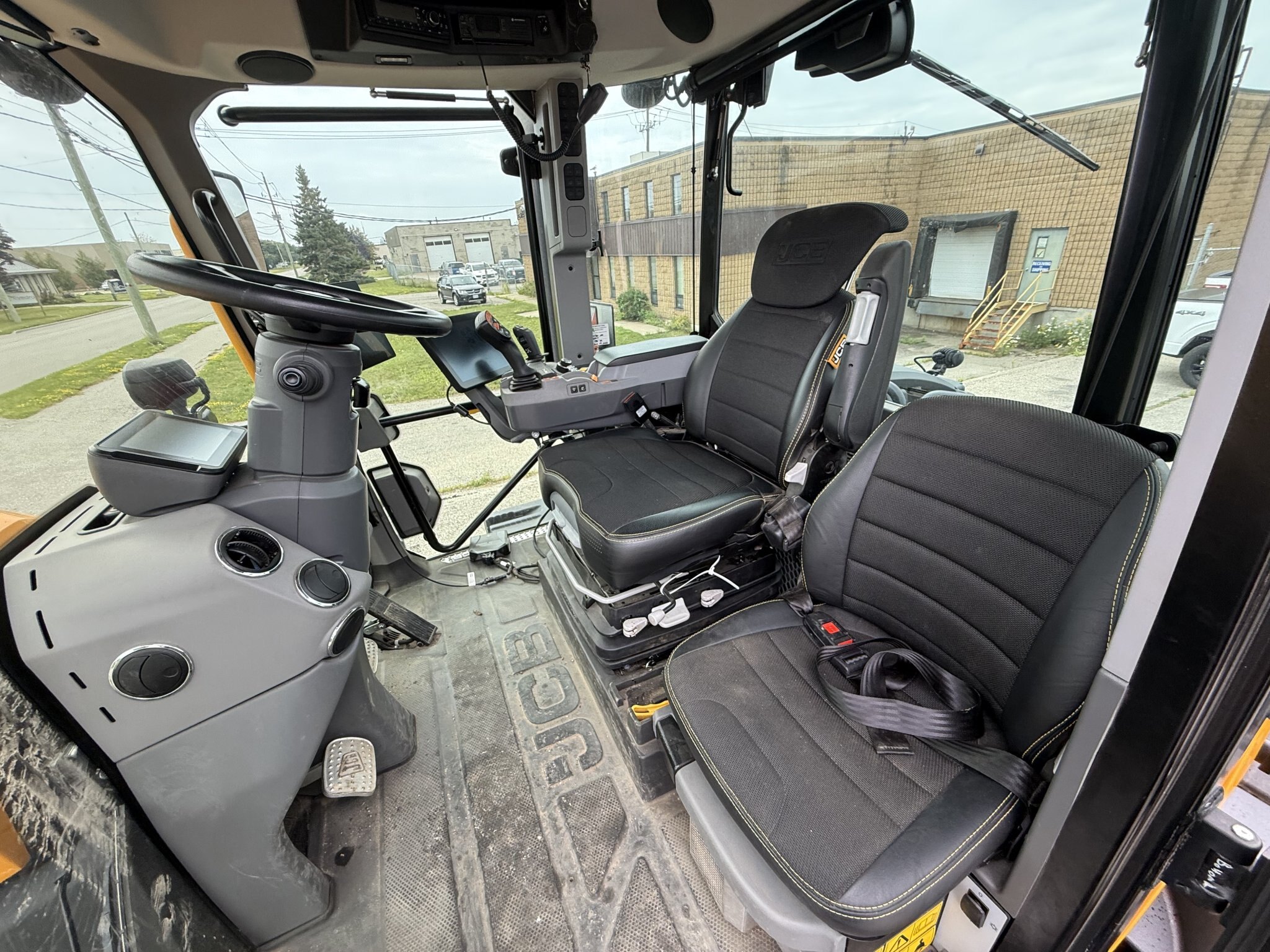 2024 JCB 8330 FASTRAC ICON, UNDER 200HRS, SHOWS AS NEW, FRONT LINKAGE AND PTO