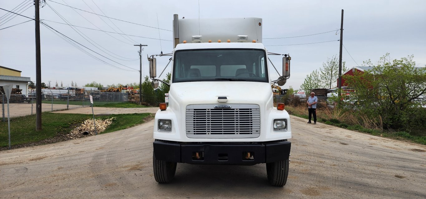 2002 Freightliner FL70 Crew Cab S/A Pressure Washer Truck
