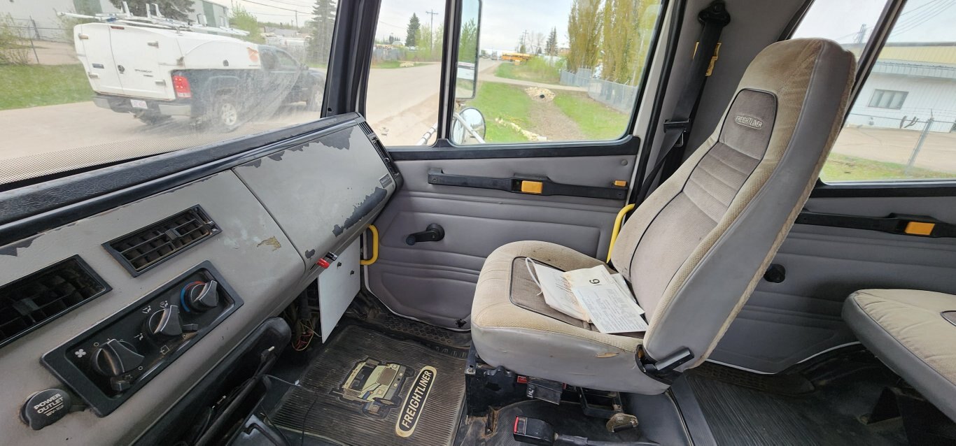 2002 Freightliner FL70 Crew Cab S/A Pressure Washer Truck