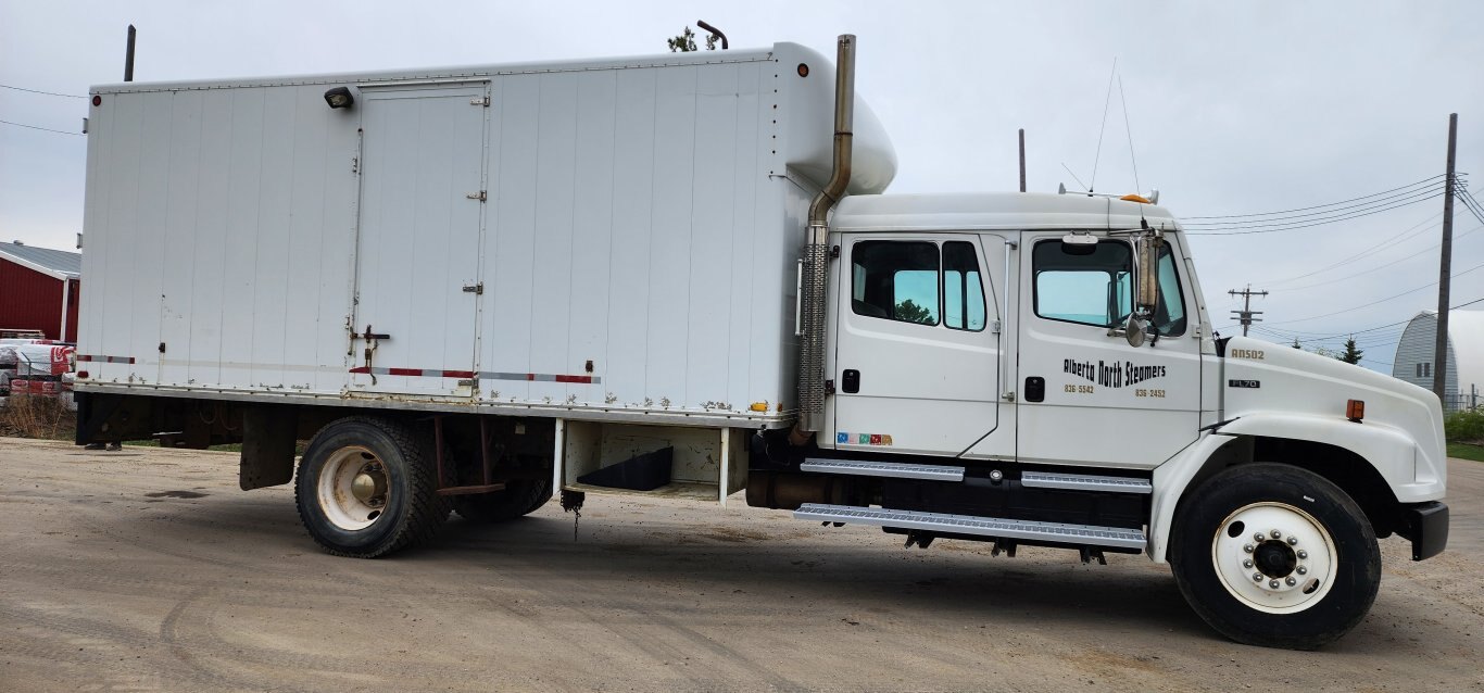 2002 Freightliner FL70 Crew Cab S/A Pressure Washer Truck