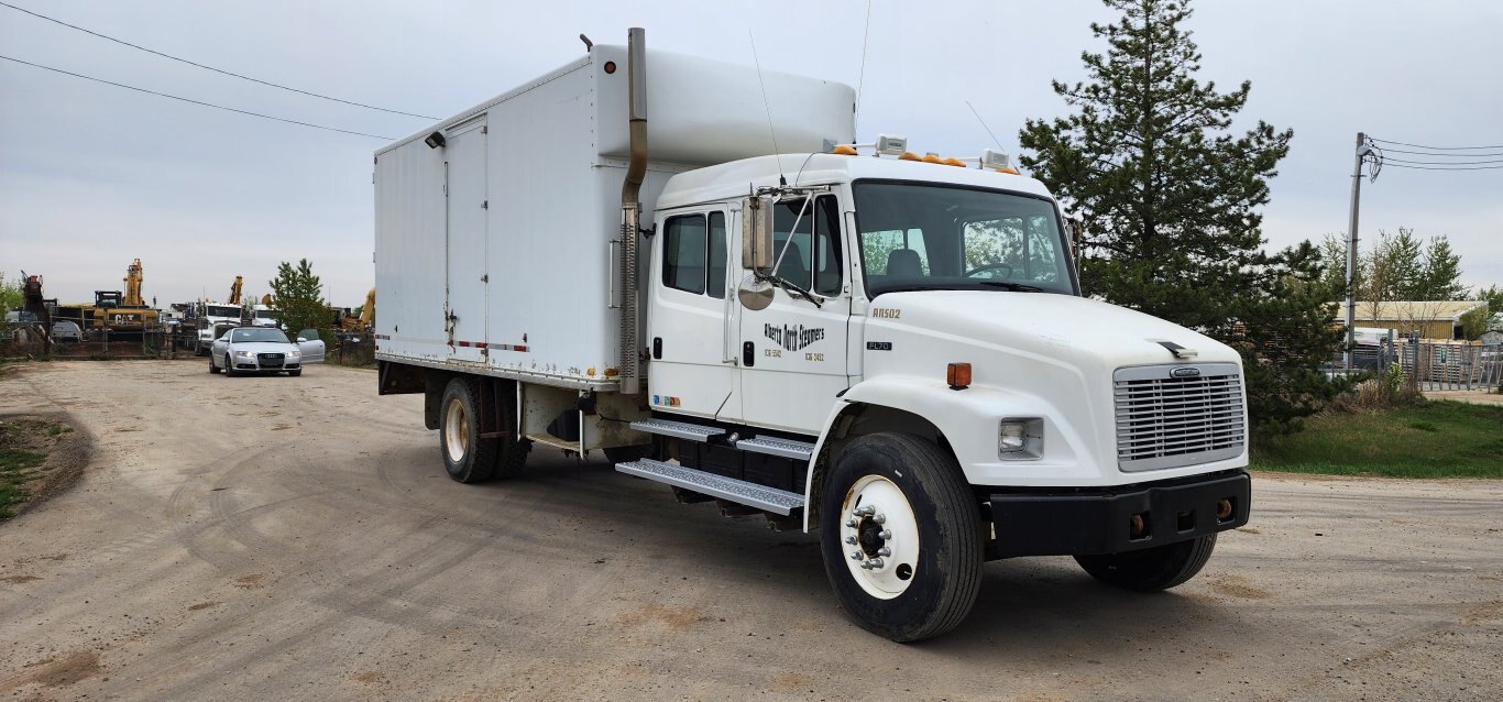 2002 Freightliner FL70 Crew Cab S/A Pressure Washer Truck