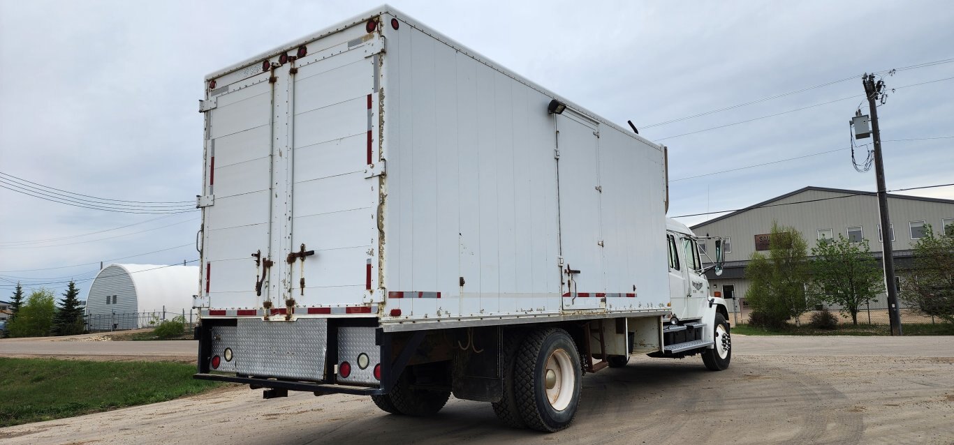 2002 Freightliner FL70 Crew Cab S/A Pressure Washer Truck