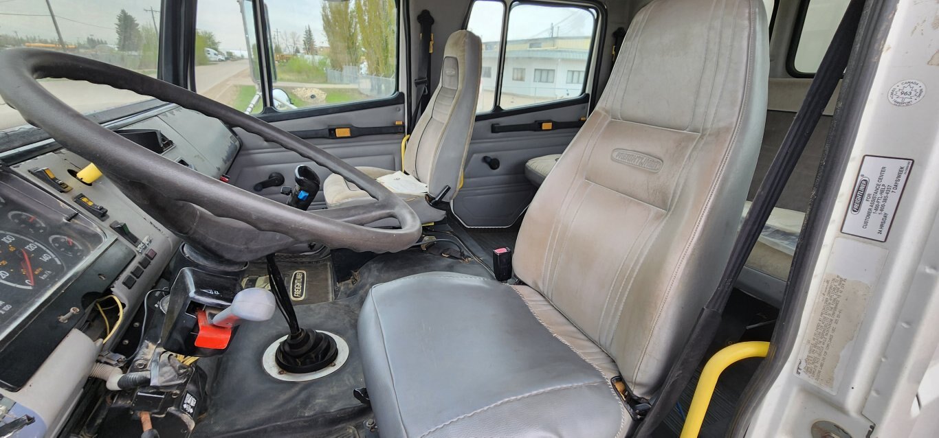 2002 Freightliner FL70 Crew Cab S/A Pressure Washer Truck