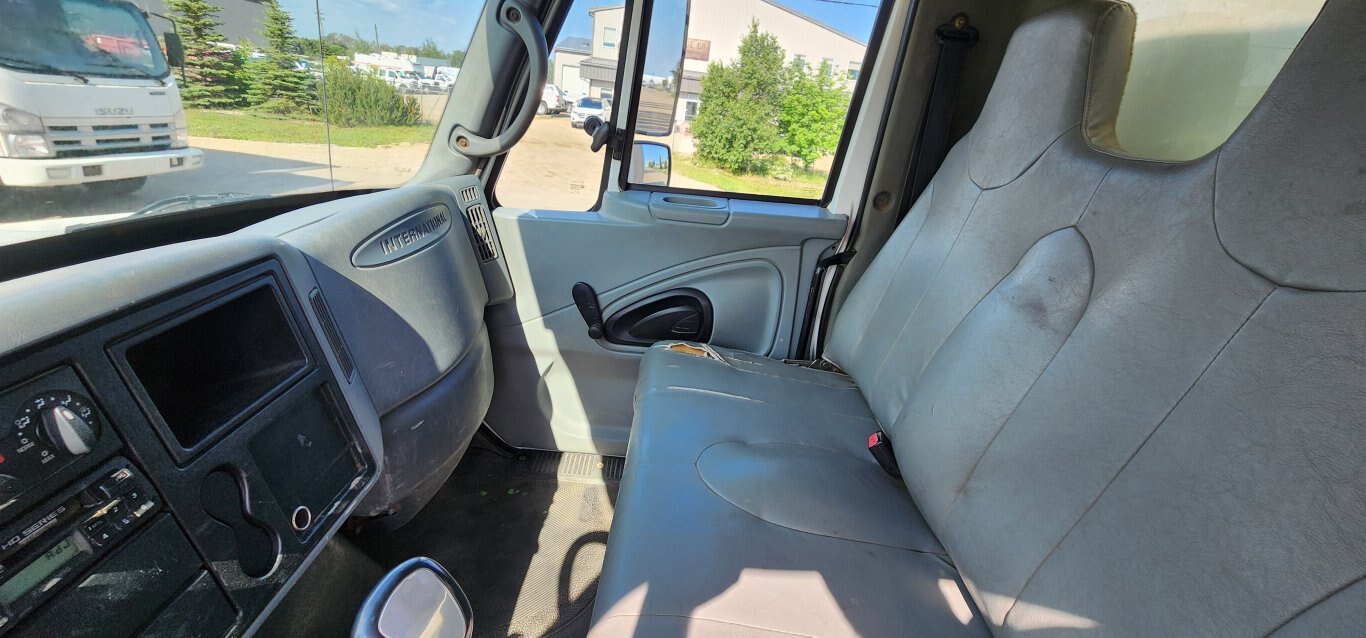 2002 International 4300 SBA 4x2 Mobile Shop Van Truck