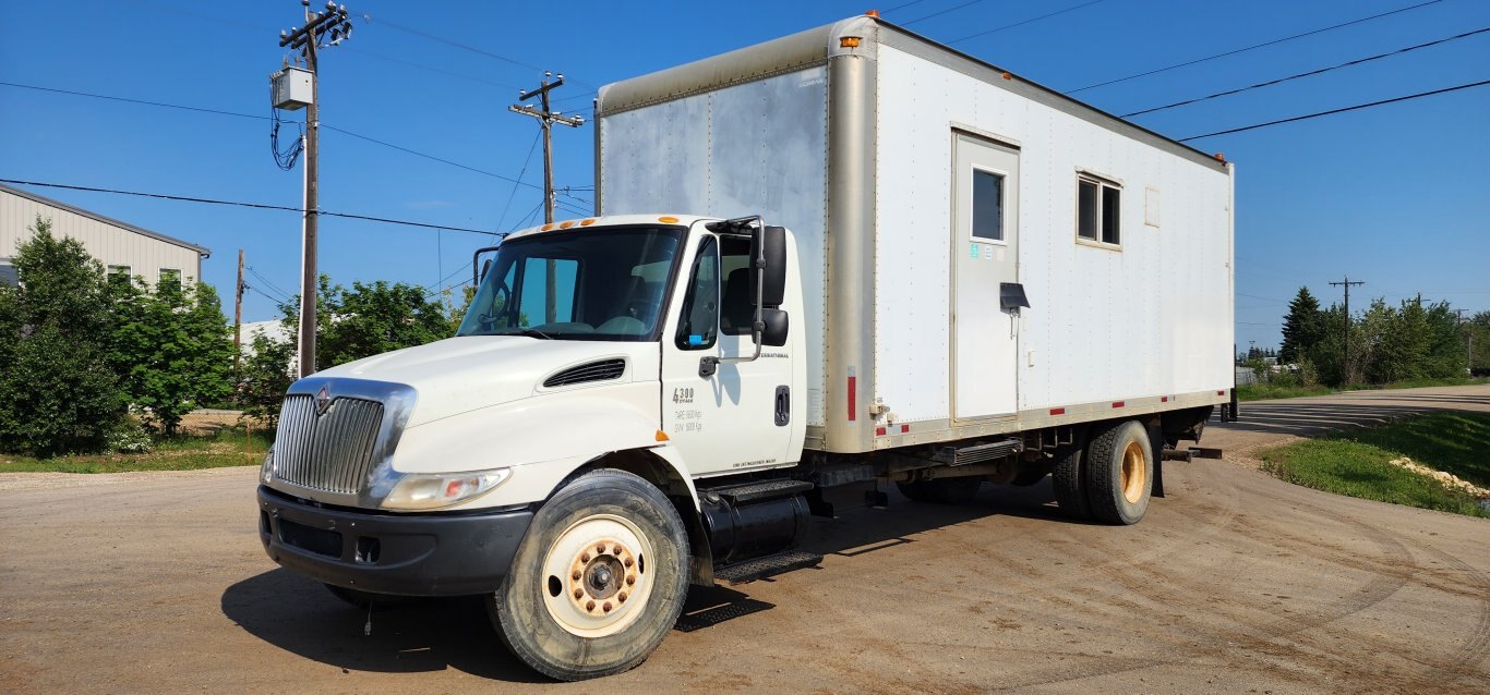 2002 International 4300 SBA 4x2 Mobile Shop Van Truck