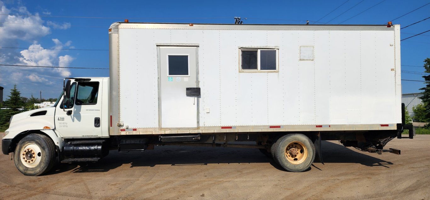 2002 International 4300 SBA 4x2 Mobile Shop Van Truck
