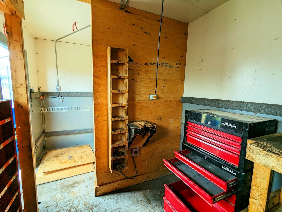 2002 International 4300 SBA 4x2 Mobile Shop Van Truck