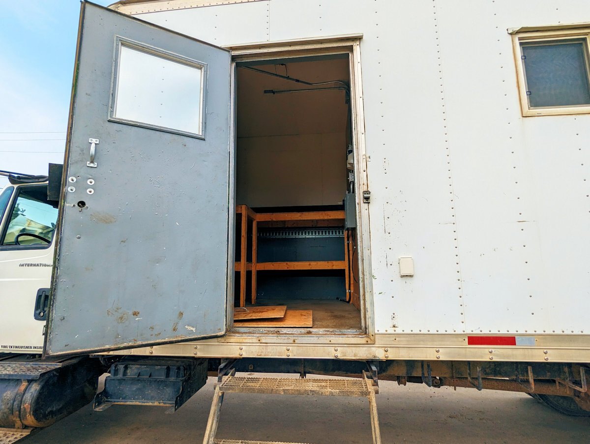 2002 International 4300 SBA 4x2 Mobile Shop Van Truck