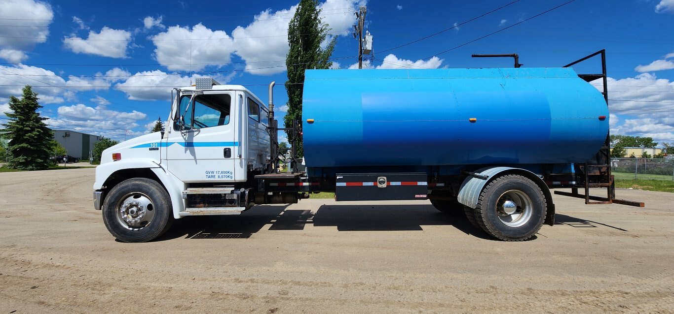 1998 Freightliner FL70 S/A Tank/Tar Truck