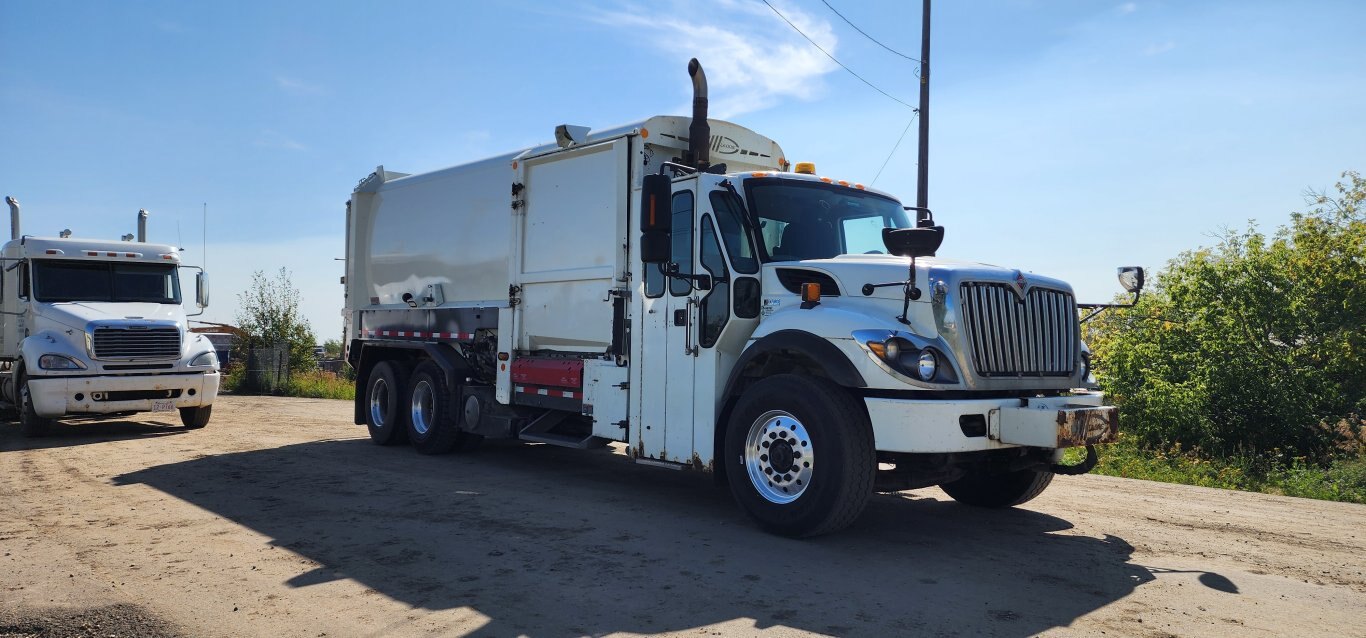 2013 International WorkStar 7400 T/A Refuse Truck