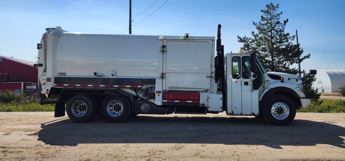 2013 International WorkStar 7400 T/A Refuse Truck