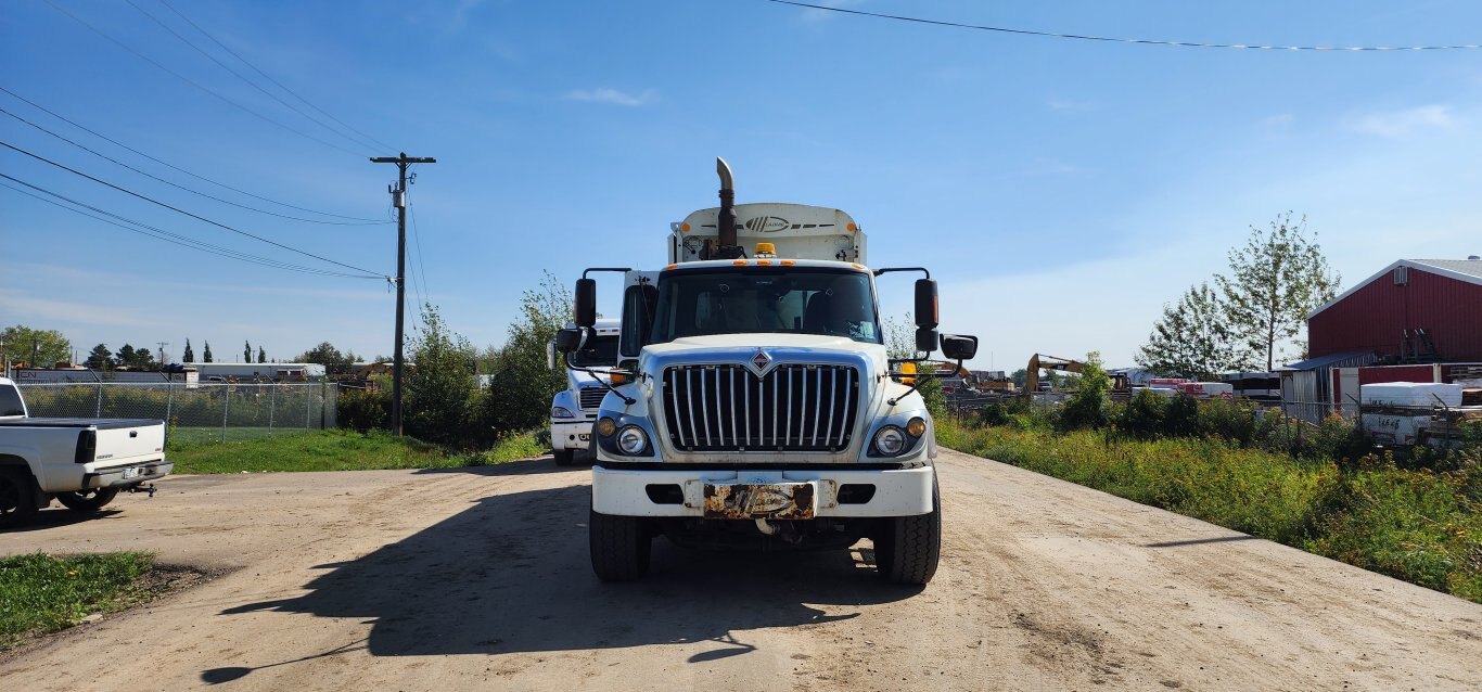 2013 International WorkStar 7400 T/A Refuse Truck