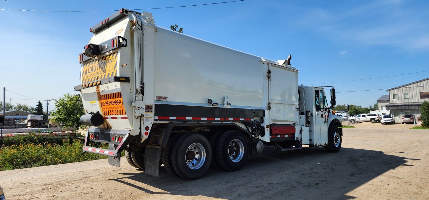 2013 International WorkStar 7400 T/A Refuse Truck