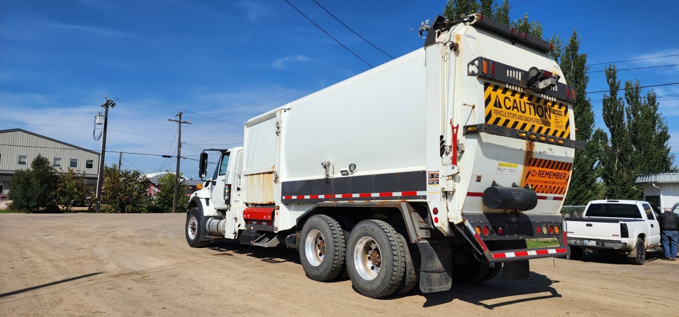 2013 International WorkStar 7400 T/A Refuse Truck