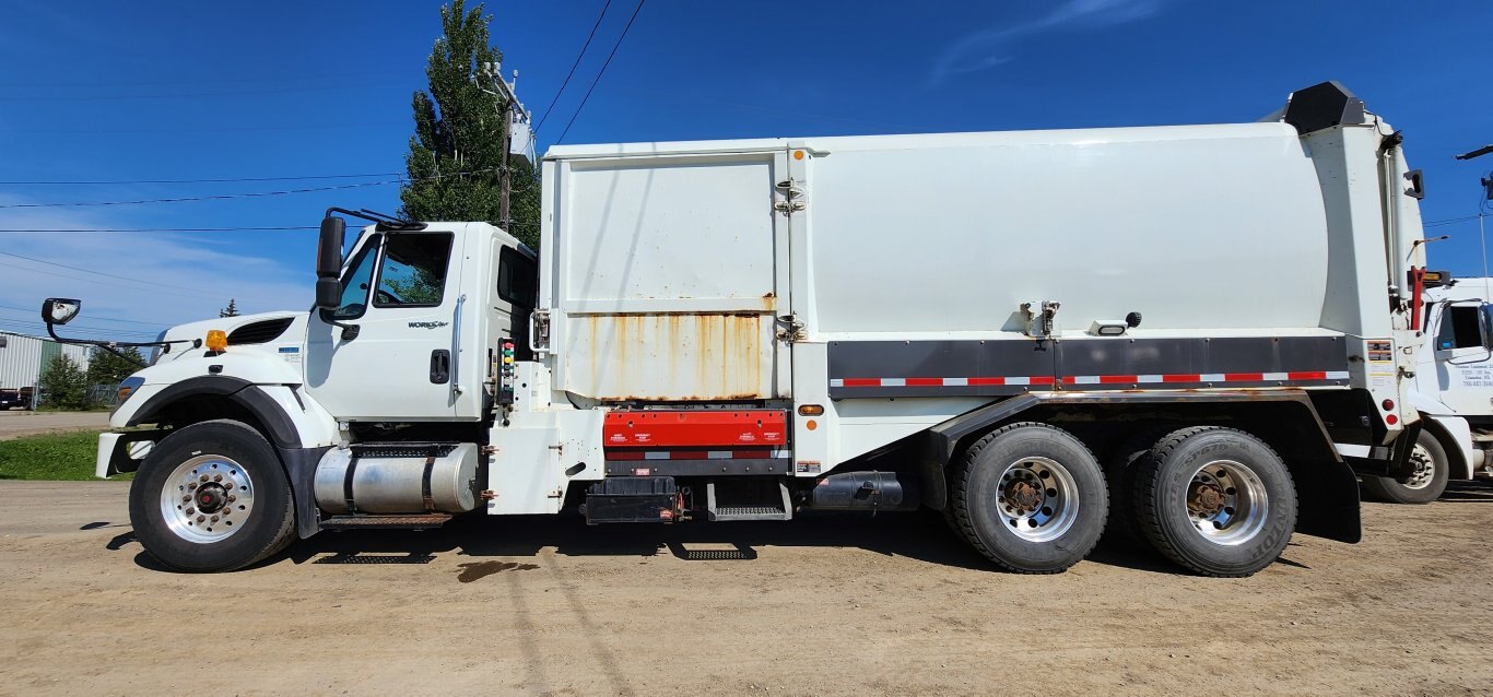 2013 International WorkStar 7400 T/A Refuse Truck