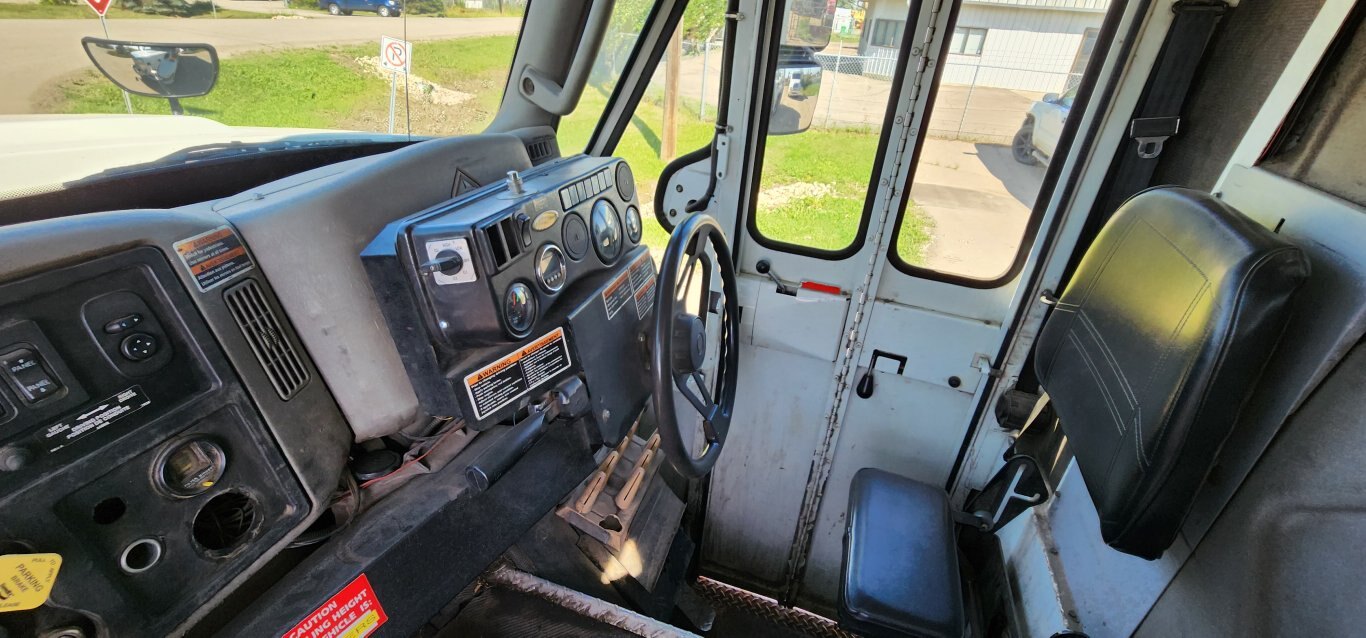 2013 International WorkStar 7400 T/A Refuse Truck