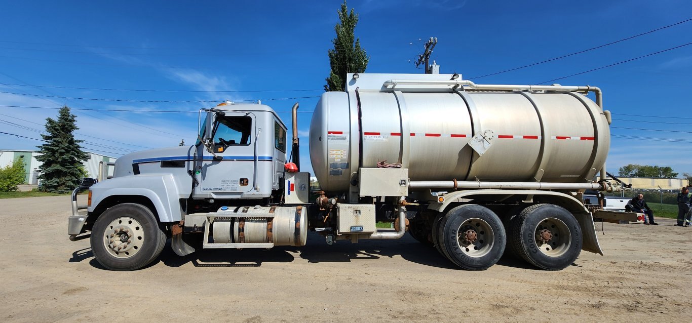 2013 Mack Pinnacle T/A Water Tank Truck