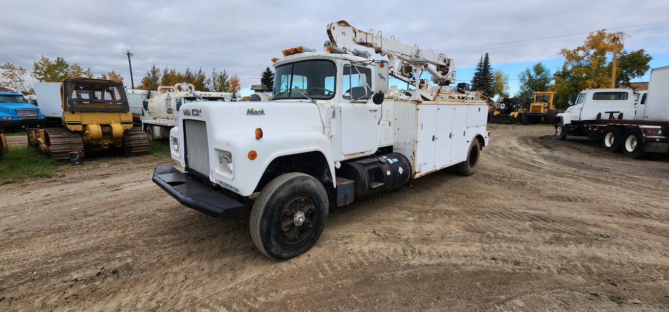 1981 Mack 600 S/A Cable Pull Truck w/ Picker