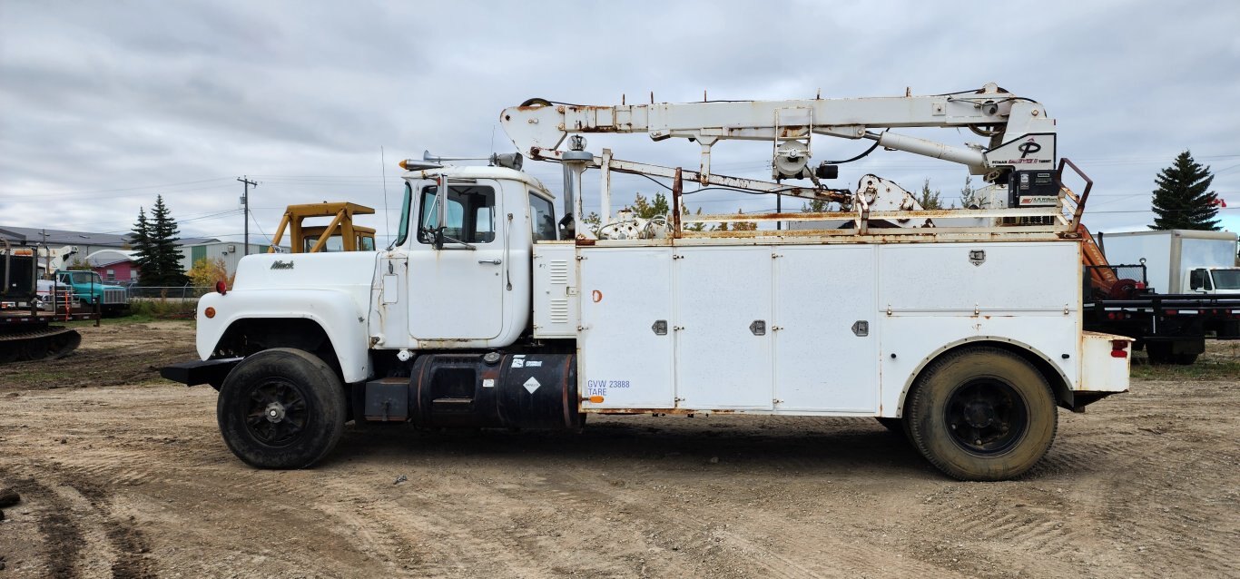 1981 Mack 600 S/A Cable Pull Truck w/ Picker