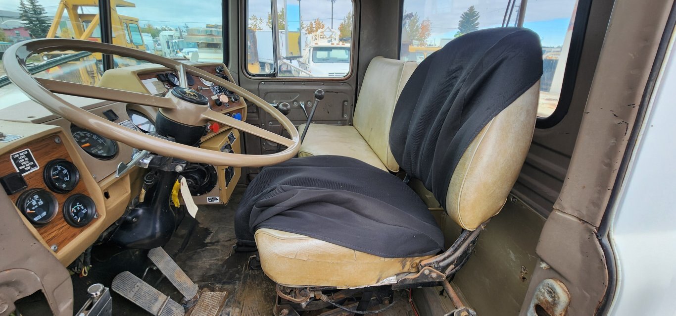 1981 Mack 600 S/A Cable Pull Truck w/ Picker